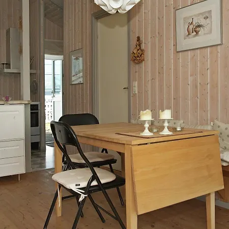 Two-bedroom Holiday In 12 Hébergement de vacances *