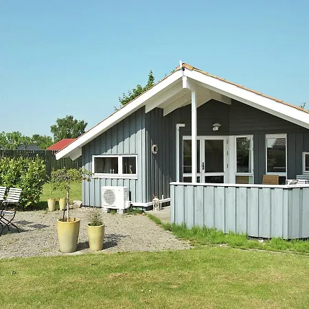 Two-bedroom Holiday In 12 Hébergement de vacances
