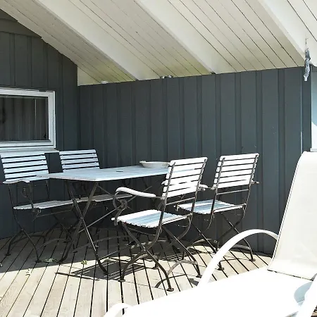 Two-bedroom Holiday In 12 Hébergement de vacances