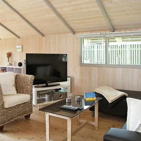 Two-bedroom Holiday In 12 Hébergement de vacances *